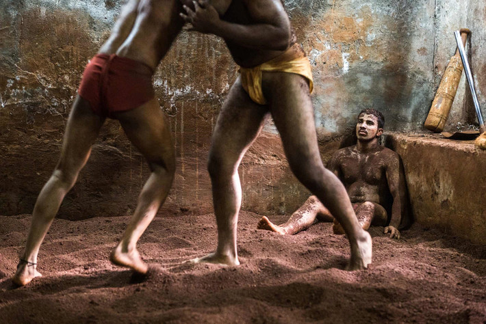 Kushti mở ra một con đường danh vọng và phú quý cho các chàng trai Ấn Độ xuất thân từ các gia đình nghèo khó. Patil may mắn vì khi anh bắt đầu luyện tập thì anh trai của anh đã có một công việc trong ngành cảnh sát. "Điều đó có nghĩa là chúng tôi có tiền để mua hạnh nhân, sữa, trứng, thịt cừu, bơ và trái cây, những thứ tôi cần trong chế độ ăn uống của mình", anh nói. Việc tập luyện Kushti theo lời Patil nói là một sự tra tấn. "Điều tôi ghét nhất là cha tôi thường đánh thức tôi dậy lúc 4h30. Tôi ghét ông ấy".