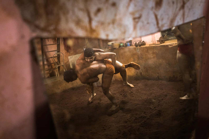 Công việc khiến Patil chỉ có thể tập luyện vào sáng sớm và tối muộn. Anh yêu môn Kushti nhưng cũng nhận thức được rằng nó đang chết dần trên khắp Ấn Độ. Kushti dần được thay thế bằng các hình thức đấu vật đương đại hơn. "Tôi rất vui vì tôi có thể làm những gì cha và ông tôi không thể làm được chỉ vì họ nghèo. Tuy nhiên, tôi có thể thấy rằng nó đang chết yểu", anh Patil nói. "Nó đòi hỏi quá nhiều công sức và không báo đáp lại gì nhiều".