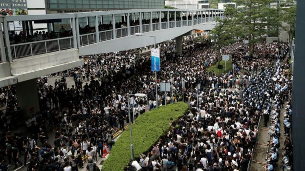 Theo BBC, đám đông người biểu tình, trong đó có một số người đeo mặt nạ và đội mũ bảo hiểm, đã phong tỏa nhiều tuyến đường chính xung quanh các cơ quan công quyền của thành phố.