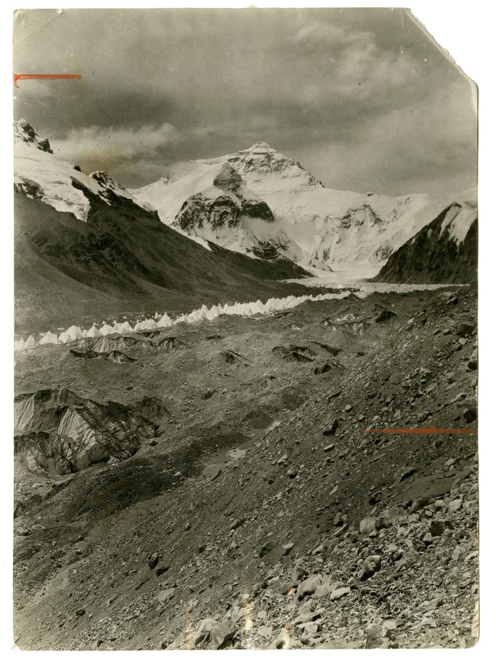 Bức ảnh này của Rongbuk Glacier được chụp ở khoảng cách hơn 11 km của dốc núi phía Bắc năm 1921. Sau khi xác định con đường phía bắc là không thể vượt qua, đoàn thám hiểm di chuyển về phía đông. Ảnh: The New York Times.