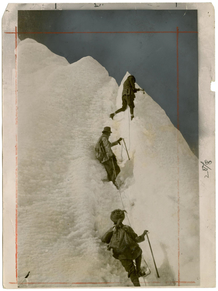 Núi Everest đã và vẫn là "Chén Thánh" cho các nhà leo núi. Các thành viên của đoàn thám hiểm năm 1922 đã sử dụng những tảng băng để làm điểm tựa trên sườn dốc nguyên sơ của đỉnh núi Himalaya cao hơn 7.000 m. Dây thừng, thang nhôm và các thiết bị hỗ trợ leo núi khác được gắn vào nhiều điểm dọc theo tuyến đường lên đỉnh. "Hãy nhìn những sinh vật nhỏ bé kia - đó là chúng tôi! Chúng tôi đặt chân lên bức tường trắng chói sáng bằng băng. Chúng tôi phải tạo chỗ để đặt chân lên để leo lên độ cao như vậy", theo ghi chép của nhóm thám hiểm. Ảnh: The New York Times.