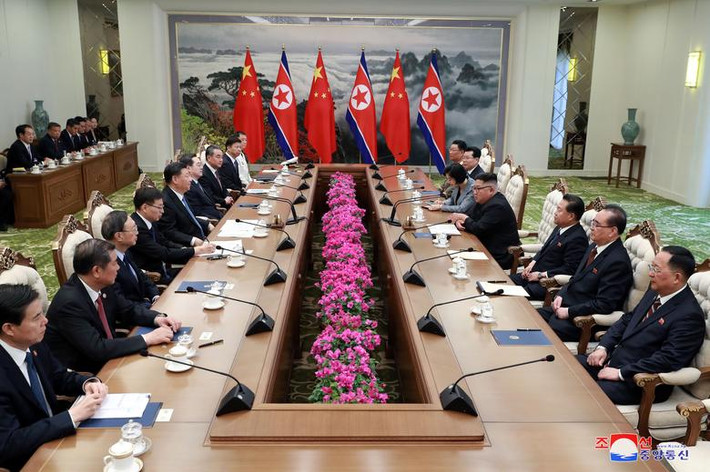 Vào chiều 20/6, Chủ tịch Trung Quốc Tập Cận Bình và lãnh đạo Triều Tiên Kim Jong-un đã chính thức bước vào cuộc gặp đối thoại ngoại giao giữa hai bên.