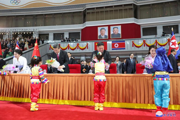 Theo hãng thông tấn trung ương Triều Tiên KCNA, nhà lãnh đạo Kim Jong-un và Chủ tịch Tập Cận Bình đã đạt được đồng thuận về nhiều vấn đề quan trọng, đồng thời nhất trí tiếp tục thúc đẩy quan hệ hữu nghị song phương trong thời gian tới.