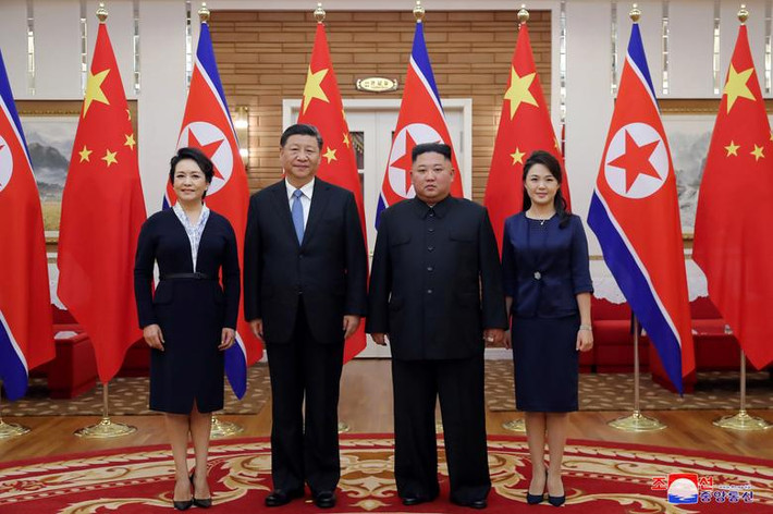 Từ trái sang phải: Phu nhân Bành Lệ Viện, Chủ tịch Tập Cận Bình, nhà lãnh đạo Triều Tiên Kim Jong-un và phu nhân Ri Sol Ju chụp ảnh lưu niệm tại Bình Nhưỡng.