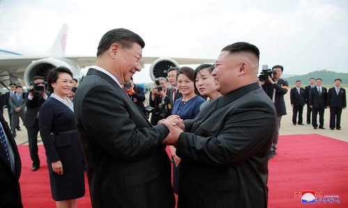 Đích thân nhà lãnh đạo Triều Tiên Kim Jong-un và phu nhân Ri Sol-ju đã ra tận sân bay chào đón Chủ tịch Tập Cận Bình cùng phu nhân Bành Lệ Viện.