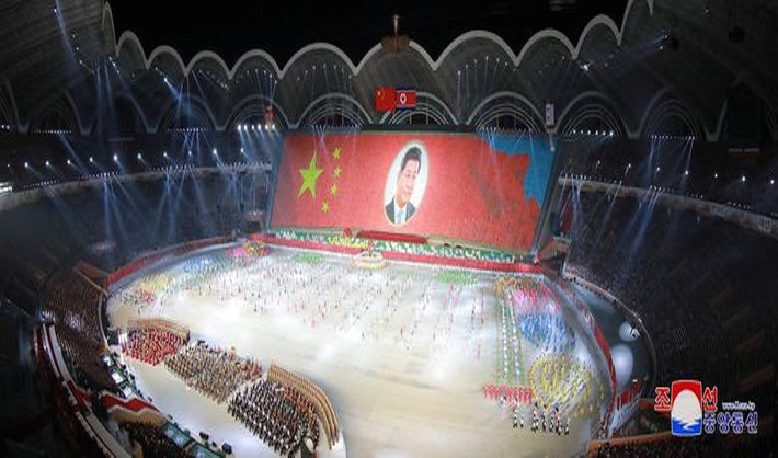 Tối 20/6, ông Tập Cận Bình và ông Kim Jong-un đã cùng dự khán màn đồng diễn ấn tượng "trứ danh" ở thủ đô Bình Nhưỡng.