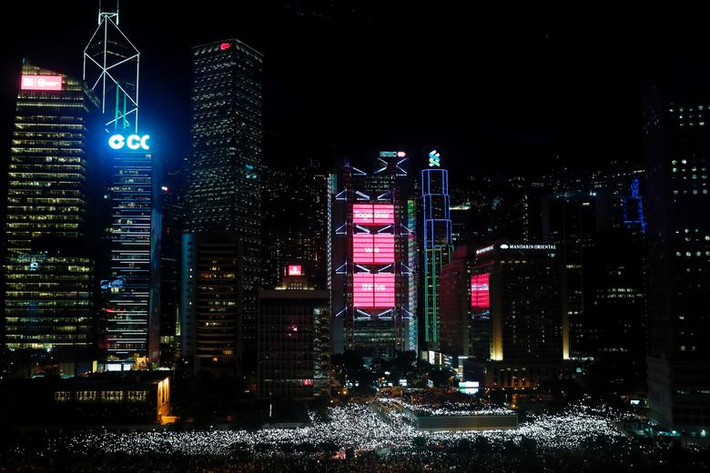 Đám đông người biểu tình tập trung tại Hong Kong tối 26/6 trước thềm Thượng đỉnh G20 sắp diễn ra tại Nhật Bản.