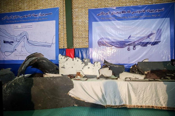 “Chúng tôi đã thu được một số mảnh vỡ của UAV quân sự Mỹ trong lãnh hải của Iran, nơi nó bị bắn hạ”, Ngoại trưởng Iran Javad Zarif cho biết.