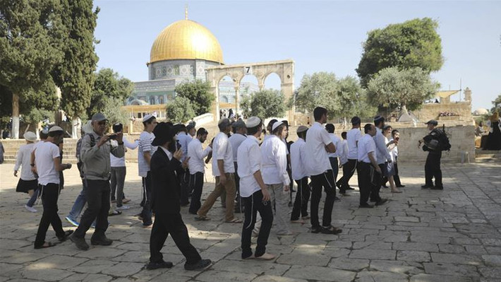 Theo Al Jazeera, các cuộc biểu tình đã nổ ra sau khi lực lượng an ninh Israel và hàng trăm người Do Thái tiến vào khu đền thờ Al-Aqsa ở thánh địa Jerusalem hôm 2/6. Ảnh: AP.