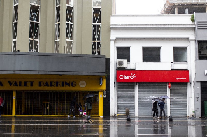 Một số cửa hàng đóng cửa trong đợt mất điện ở Buenos Aires, Argentina, cuối tuần trước. Ảnh: AP.