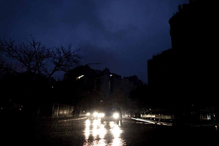 Tình trạng mất điện diện rộng khiến hệ thống giao thông công cộng ở thủ đô Buenos Aires (Argentina) gặp trở ngại, làm tê liệt mạng lưới điện thoại cũng như Internet toàn thành phố. Nhiều hành khách đã phải xuống tàu để đi bộ. Ảnh: AP.