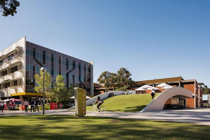 Trung tâm xe đạp Curtin ở Perth, Australia: Trung tâm xe đạp này tại Đại học Curtin của Kiến trúc sư Coniglio Ainsworth chứa cơ sở rửa xe, thay xe và khóa, cộng với hệ thống xếp chồng xe đạp hai tầng cho khoảng 200 xe đạp. Ảnh: BYCS.