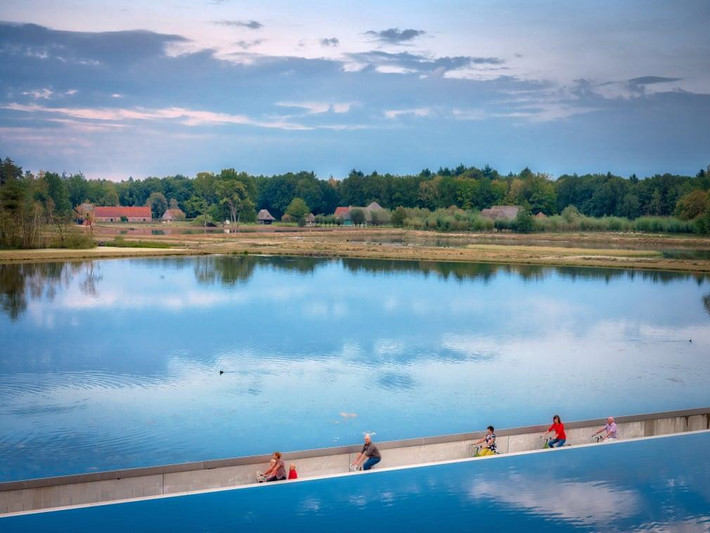 Đạp xe qua nước ở Limburg, Bỉ: Dự án này của Visit Limburg và Lens°Ass Architects, dẫn người đi xe đạp qua một con đường dài hơn 200 mét và rộng ba mét, với nước ở hai bên ngang tầm mắt. Ảnh: BYCS.
