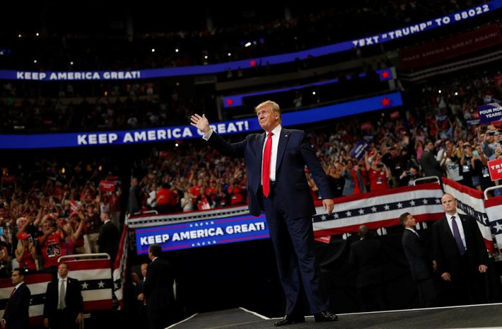 Trong bài phát biểu dài hơn 1 giờ đồng hồ, Tổng thống Donald Trump nhắc lại các điểm chính trong chiến dịch tranh cử hồi năm 2016, chỉ trích tình trạng nhập cư trái phép và các hãng tin giả,...