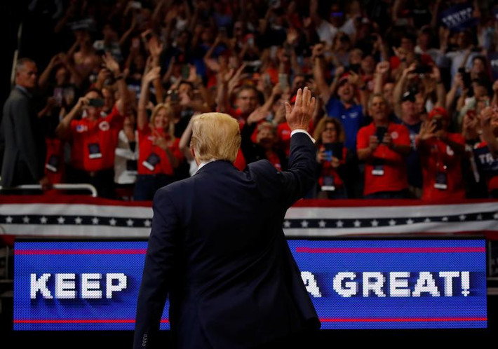 Ông Trump cũng nhấn mạnh các thành tựu đã đạt được kể từ khi ông lên nắm quyền như tăng trưởng kinh tế, tạo ra hơn 6 triệu việc làm, tỷ lệ thất nghiệp thấp nhất trong hơn 50 năm, rút Mỹ khỏi thỏa thuận hạt nhân Iran hay đàm phán lại các thỏa thuận thương mại theo hướng có lợi cho Mỹ,...