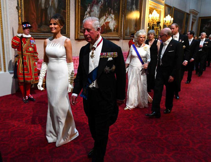 Đệ nhất phu nhân Melania Trump đi cạnh Thái tử Charles trong buổi quốc yến tại Cung điện Buckingham, London, ngày 3/6. Ảnh: Reuters.