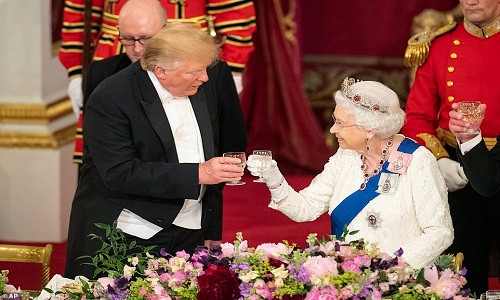 "Tôi tin tưởng rằng các giá trị và lợi ích chung sẽ tiếp tục đoàn kết chúng ta", Nữ hoàng Elizabeth II đáp lại. Ảnh: Reuters.