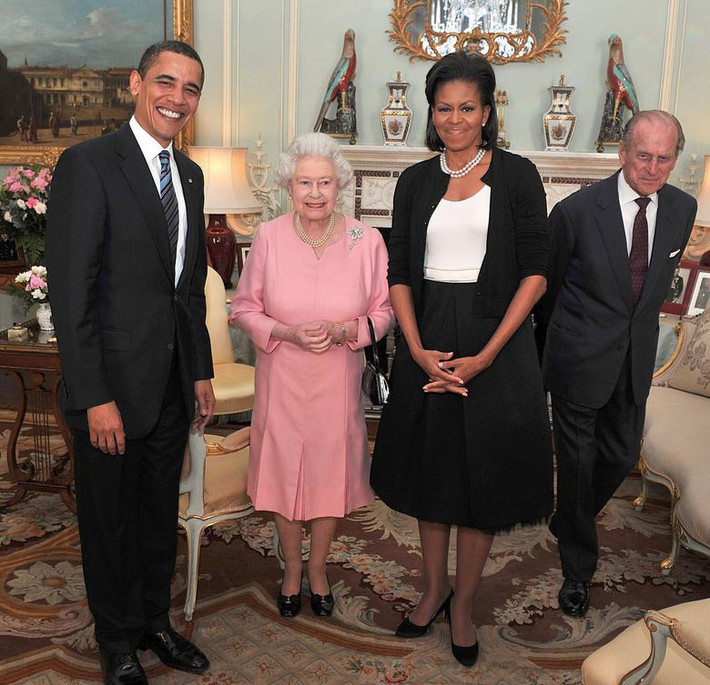 Tổng thống Mỹ Barack Obama và Đệ nhất phu nhân Michelle chụp ảnh lưu niệm với Nữ hoàng Elizabeth và Hoàng thân Philip tại Cung điện Buckingham ở London ngày 1/4/2009.