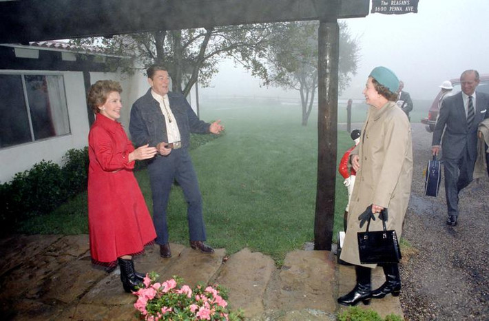 Tổng thống Mỹ Ronald Reagan và phu nhân Nancy chào đón Nữ hoàng Elizabeth II tới dùng bữa trưa tại tư dinh của vợ chồng ông Reagan ở Santa Barbara, California, ngày 1/3/1983.