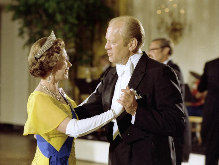Tổng thống Mỹ Gerald Ford khiêu vũ cùng Nữ hoàng Elizabeth trong bữa tiệc chiêu đãi vợ chồng Nữ hoàng tại Nhà Trắng ngày 7/7/1976.
