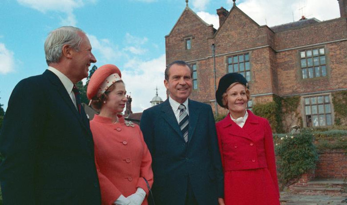 Từ trái sang phải: Thủ tướng Anh Edward Heath, Nữ hoàng Elizabeth II, Tổng thống Mỹ Richard Nixon và Đệ nhất phu nhân Mỹ Pat Nixon tại tòa nhà Chequers, nơi ở chính thức của Thủ tướng Anh gần Aylesbury, Anh, ngày 3/10/1970.