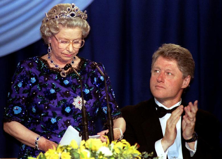 Tổng thống Bill Clinton vỗ tay trước khi Nữ hoàng Elizabeth phát biểu tại buổi tiệc ở Porstmouth, Anh, ngày 4/6/1994.