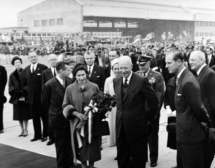 Bức ảnh chụp Tổng thống Mỹ khi đó là ông Dwight Eisenhower trò chuyện với Nữ hoàng Elizabeth II (cầm bó hoa bên trái) và Hoàng thân Philip (phải) tại thủ đô Washington ngày 17/10/1957.