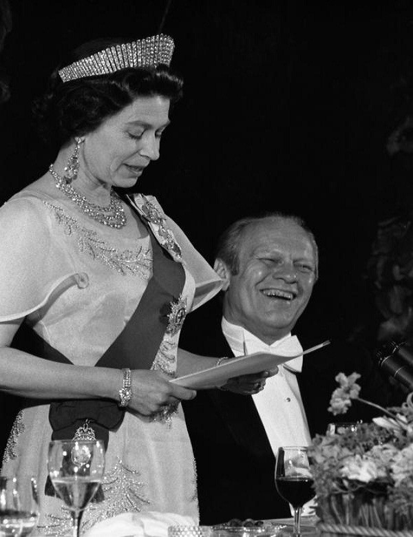 Nữ hoàng Elizabeth II phát biểu tại buổi quốc yến được tổ chức ở Nhà Trắng ngày 7/7/1976 trong khi Tổng thống Gerald Ford ngồi bên cạnh.
