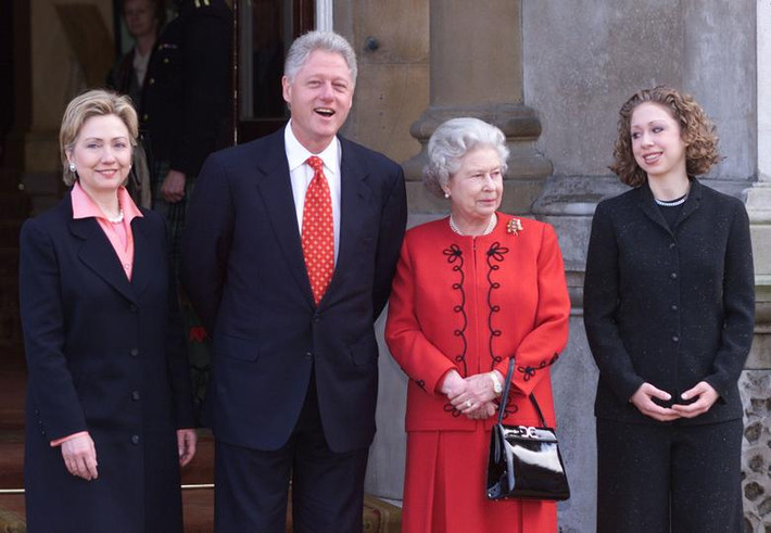 Tổng thống Bill Clinton, Đệ nhất phu nhân Hillary và con gái họ, Chelsea, chụp ảnh lưu niệm với Nữ hoàng Elizabeth II tại Cung điện Buckingham ngày 14/12/2000.