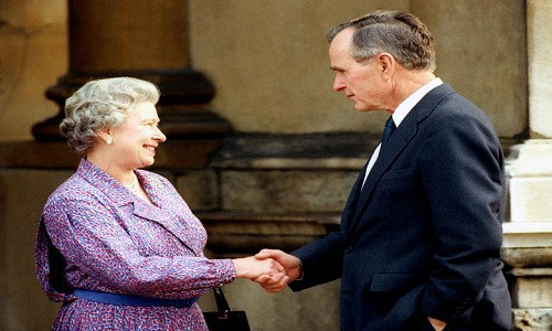 Cựu Tổng thống Mỹ George H.W Bush bắt tay Nữ hoàng Elizabeth tại Cung điện Buckingham ở London ngày 30/11/1993.