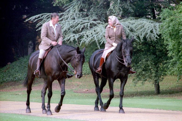 Tổng thống Ronald Reagan vừa cưỡi ngựa vừa trò chuyện cùng Nữ hoàng Elizabeth tại Lâu đài Windsor gần thủ đô London ngày 8/6/1982.