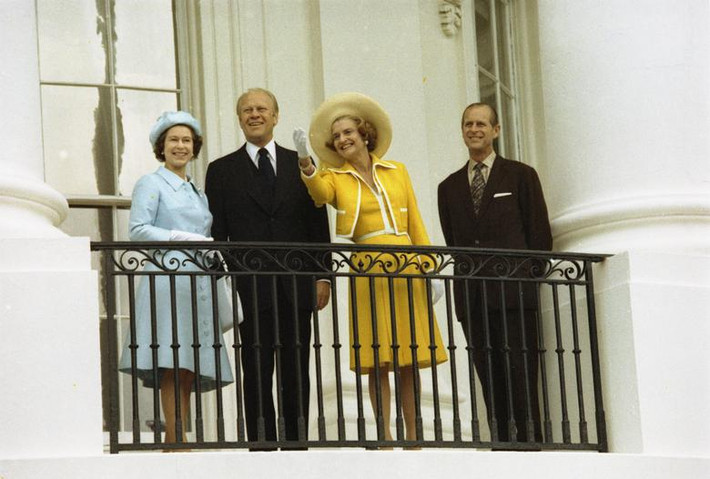 Từ trái sang phải: Nữ hoàng Elizabeth II, Tổng thống Gerald Ford, Đệ nhất phu nhân Mỹ Betty Ford và Hoàng thân Philip - chồng của Nữ hoàng Anh - vẫy chào mọi người từ ban công Truman của Nhà Trắng ở thủ đô Washington ngày 7/7/1976.
