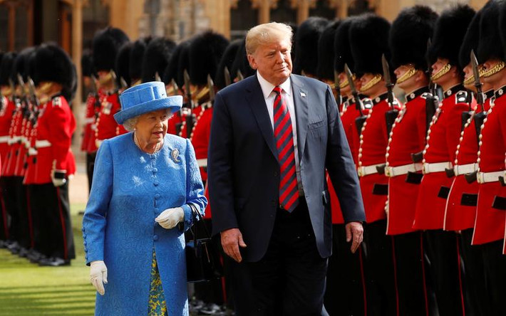 Đương kim Tổng thống Mỹ Donald Trump và Nữ hoàng Elizabeth II duyệt đội danh dự tại Lâu đài Windsor ngày 13/7/2018.