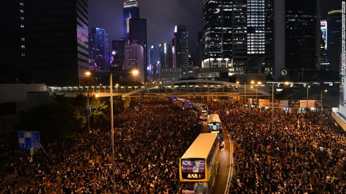 Trong khi đó, cảnh sát Hong Kong cho biết khoảng 338.000 người biểu tình đã đổ ra các tuyến đường chính chiều 16/6.