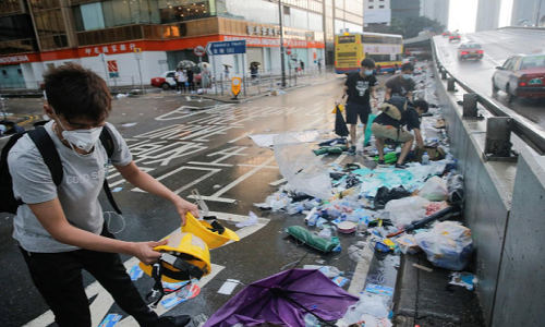 Người dân Hong Kong đã bắt đầu dọn dẹp rác tại khu vực gần tòa nhà Hội đồng Lập pháp.