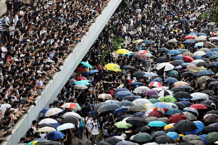 Đám đông người biểu tình cố tìm cách xông vào tòa nhà Hội đồng Lập pháp Hong Kong. Họ ném gạch đá, đồ vật vào cảnh sát chống bạo động, trong khi lực lượng an ninh sử dụng hơi cay, vòi rồng và đạn cao su để trấn áp.