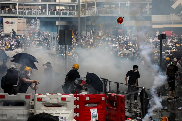 Cảnh sát trưởng Hong Kong Stephen Lo Wai-chung đã tuyên bố cuộc biểu tình bạo lực chiều 12/6 là "tình huống bạo động". Trước đó, sáng cùng ngày, trước áp lực của phe biểu tình, Hội đồng Lập pháp Hong Kong đã quyết định tạm hoãn cuộc họp thảo luận về dự luật dẫn độ.