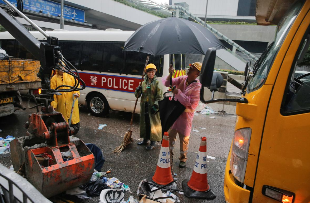 Trung tâm Hong Kong trở nên yên tĩnh hơn trong ngày hôm nay. Các nhà chức trách cũng cho người dọn dẹp xung quanh trụ sở Hội đồng Lập pháp.