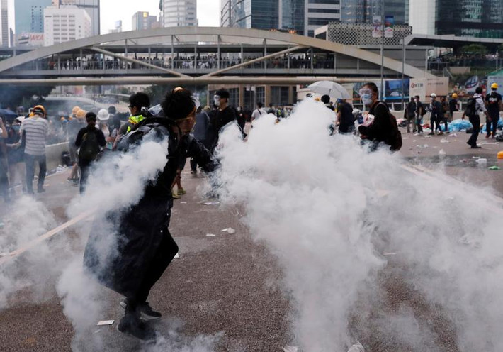 Theo CNN, đụng độ đã xảy ra giữa lực lượng cảnh sát và người biểu tình ở Hong Kong vào lúc 15 giờ chiều 12/6 (giờ địa phương) khi hạn chót mà người biểu tình đưa ra yêu cầu chính quyền hủy bỏ dự luật dẫn độ kết thúc. (Nguồn ảnh: Reuters)
