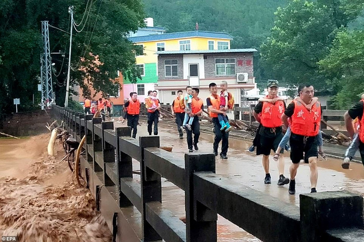 Trước đó, một quan chức ngày 11/6 cho biết, 6,75 triệu người ở 22 tỉnh của Trung Quốc đã bị ảnh hưởng trong khi 83 người thiệt mạng và mất tích kể từ mùa mưa lũ bắt đầu trong năm nay.
