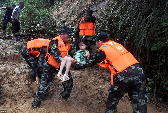 Theo Daily Mail, mưa lớn kéo dài những ngày qua đã gây ra sạt lở đất và lũ lụt kinh hoàng ở Trung Quốc, ảnh hưởng đến cuộc sống của hàng triệu người dân ở khu vực miền nam nước này. Ảnh: AP.