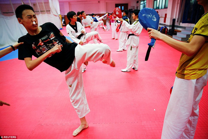 Một vận động viên bị chảy máu mũi vẫn tiếp tục luyện võ Taekwondo tại trường Shichahai. Ảnh: Reuters.