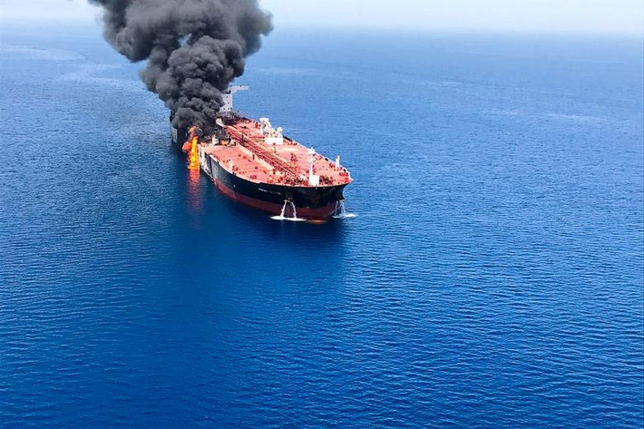 Các con tàu bốc cháy dữ dội sau khi bị tấn công trên Vịnh Oman. Ảnh: Reuters.