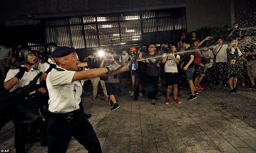 Cảnh sát Hong Kong sau đó sử dụng hơi cay và dùi cui để khống chế đám đông người biểu tình.