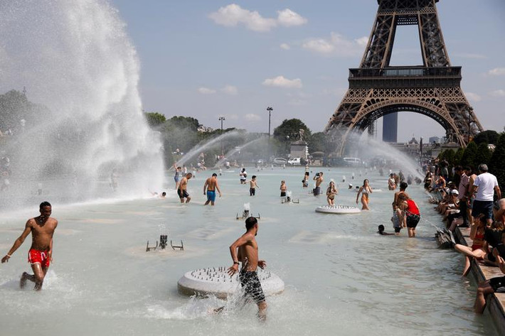 Nắng nóng bao trùm thủ đô Paris, Pháp, khiến nhiều người đổ xô đến đài phun nước Trocadero.