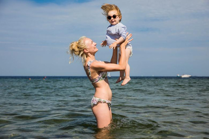 Người phụ nữ đưa con đến công viên Amager Strandpark ở Copenhagen, Đan Mạch, ngày 25/6. Mời độc giả xem thêm video: Châu Âu mệt mỏi vì nắng nóng, cháy rừng (Nguồn: VTC14)