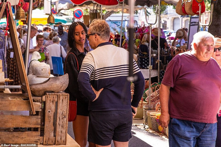 Cả Malia và Sasha đều chọn cho mình những bộ trang phục năng động, thoải mái khi đi tham quan khu chợ. Các cô gái luôn được nhân viên Mật vụ Mỹ hộ tống để đảm bảo an toàn.