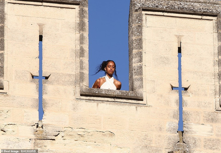 Malia, con gái đầu của ông Obama, có mặt tại Cung điện Palais des Papes. Đứng trên tòa nhà này có thể nhìn thấy toàn cảnh thành phố Avignon và sông Rhone.