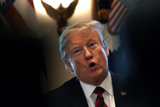 Cuộc khẩu chiến giữa Mỹ và Iran chưa dừng lại ở đó khi ngày 24/6, Tổng thống Trump ký một sắc lệnh hành pháp áp đặt các biện pháp trừng phạt mới lên Tehran. Ông chủ Nhà Trắng cho biết, lệnh trừng phạt mới nhất sẽ nhằm vào lãnh tụ tối cao Iran Ayatollah Ali Khamenei và một số quan chức cấp cao khác của nước Cộng hoà Hồi giáo này. Ảnh: Politico.