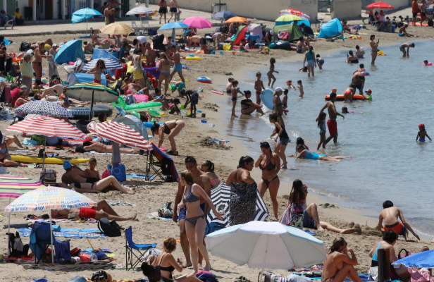 Người dân đổ xô ra bãi biển ở Marseille, Pháp, ngày 28/6. Ảnh: Reuters.